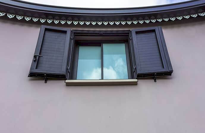 Étapes de pose d’un volet battant aluminium par Avenir Rénovations Luxembourg