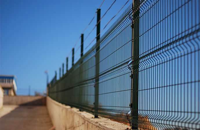 Étapes d’installation d’une clôture grillagée au Luxembourg