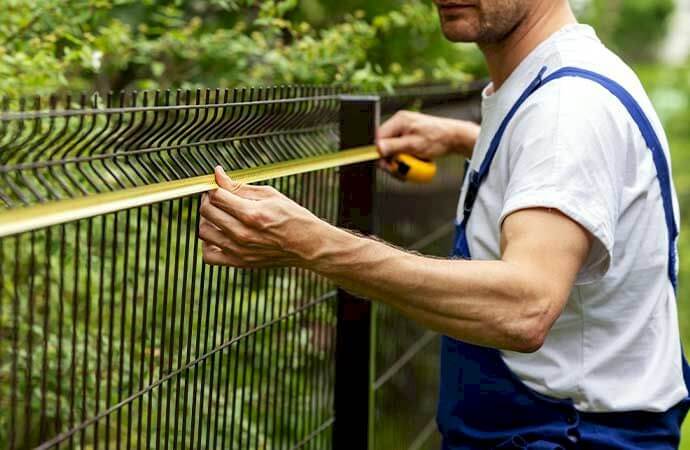 Étapes de la pose d’une clôture rigide au Luxembourg