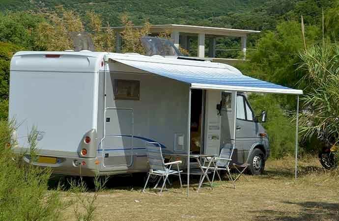Étapes d’installation d’un store banne manuel au Luxembourg