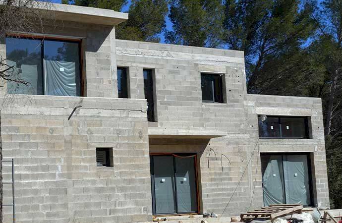 Étapes d’une rénovation de mur extérieur en parpaing au Luxembourg