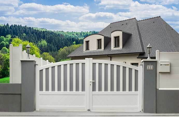 Étapes d’installation d’un portail en PVC au Luxembourg