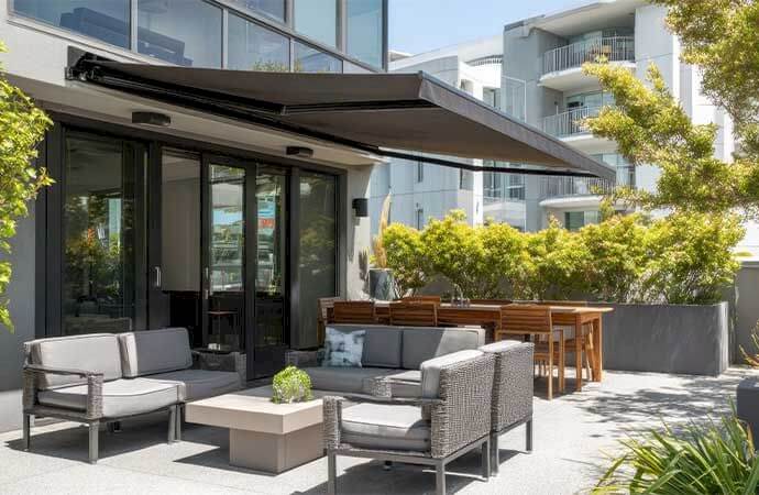 Étapes d’installation d’un store banne au Luxembourg